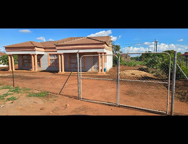3 BEDROOM HOUSE FOR SALE IN MALAMULELE RURAL